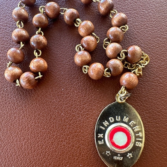 St Therese Ex Indumentis Wood Bead Prayer Religious Relic Chaplet - Picture 2 of 2